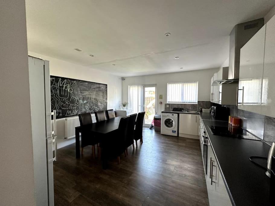 Spacious Holiday Home Near Tube Station - By Starlet Stays London Exteriör bild