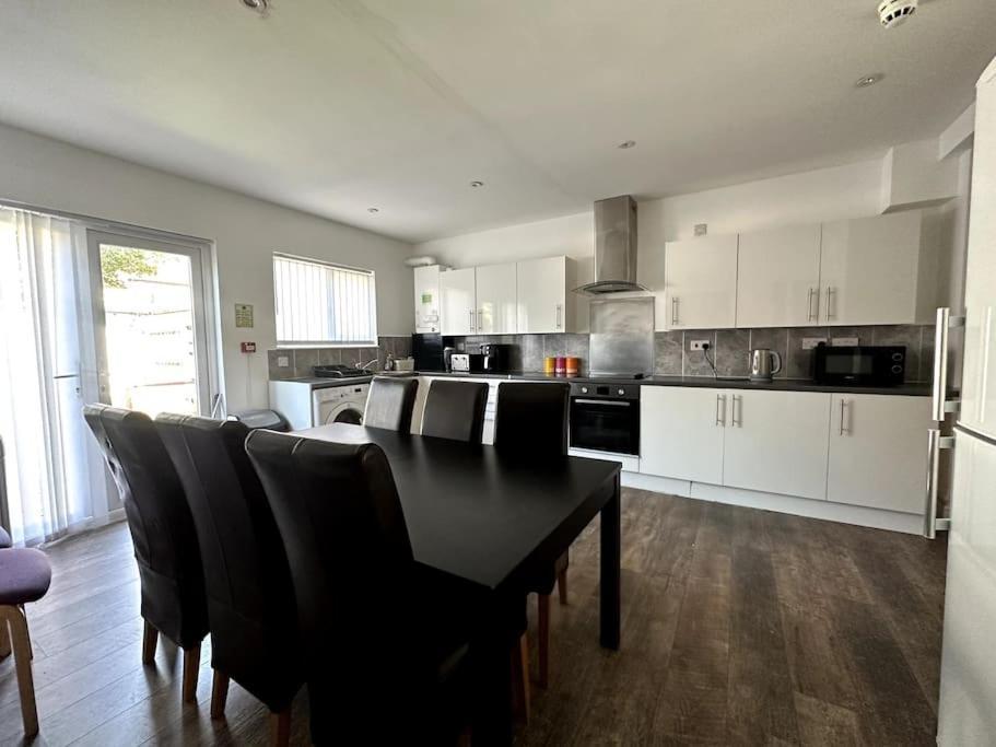 Spacious Holiday Home Near Tube Station - By Starlet Stays London Exteriör bild