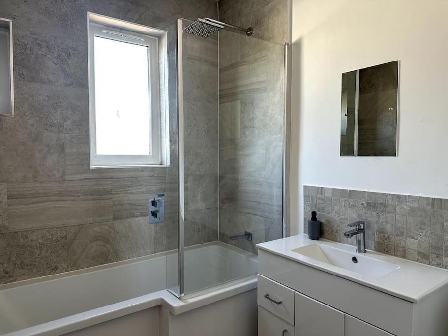 Spacious Holiday Home Near Tube Station - By Starlet Stays London Exteriör bild
