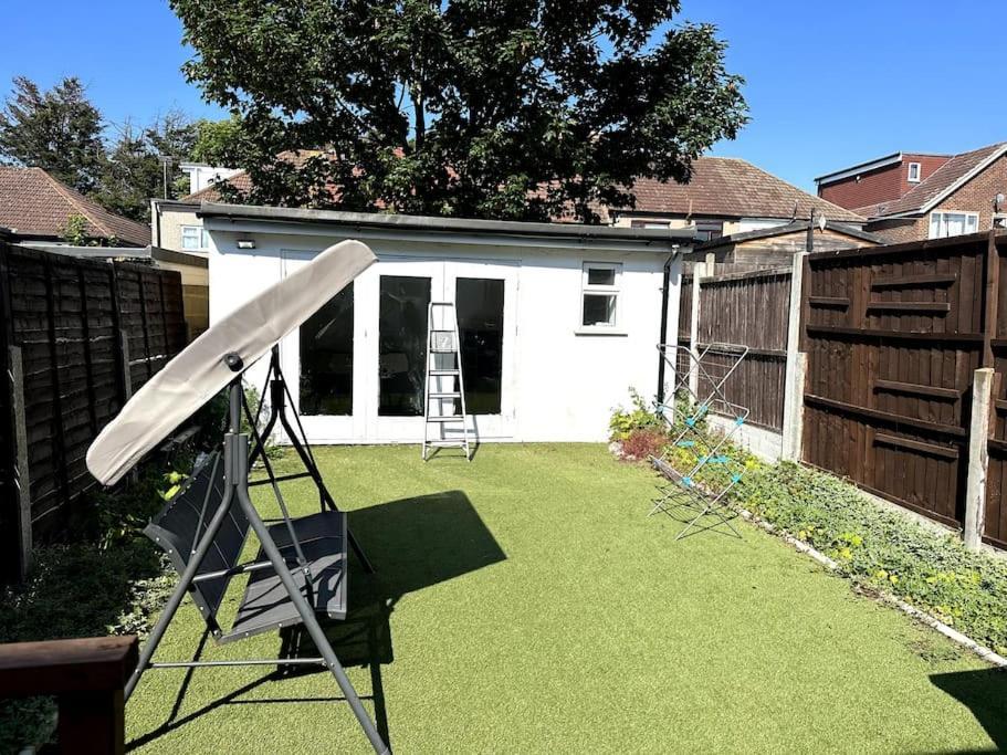 Spacious Holiday Home Near Tube Station - By Starlet Stays London Exteriör bild